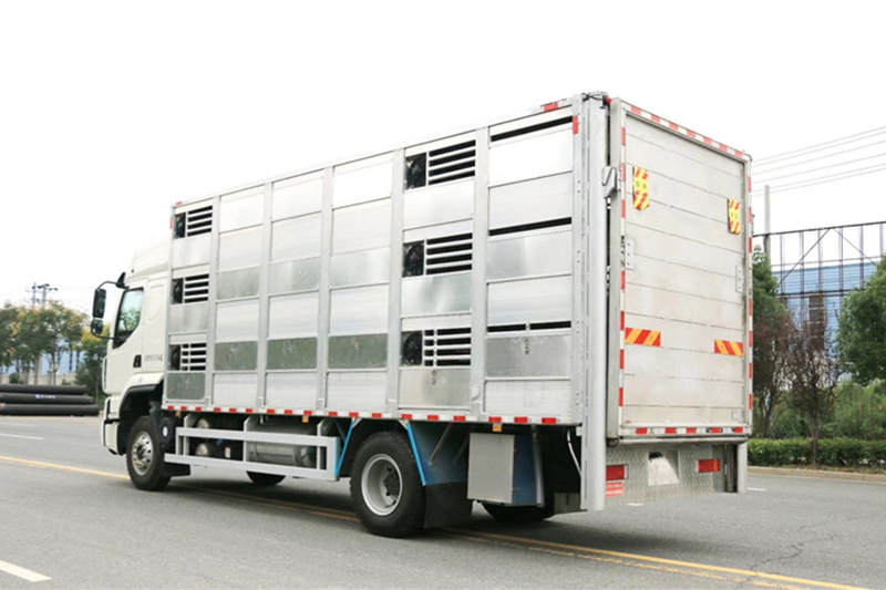国六柳汽6.8米拉猪车